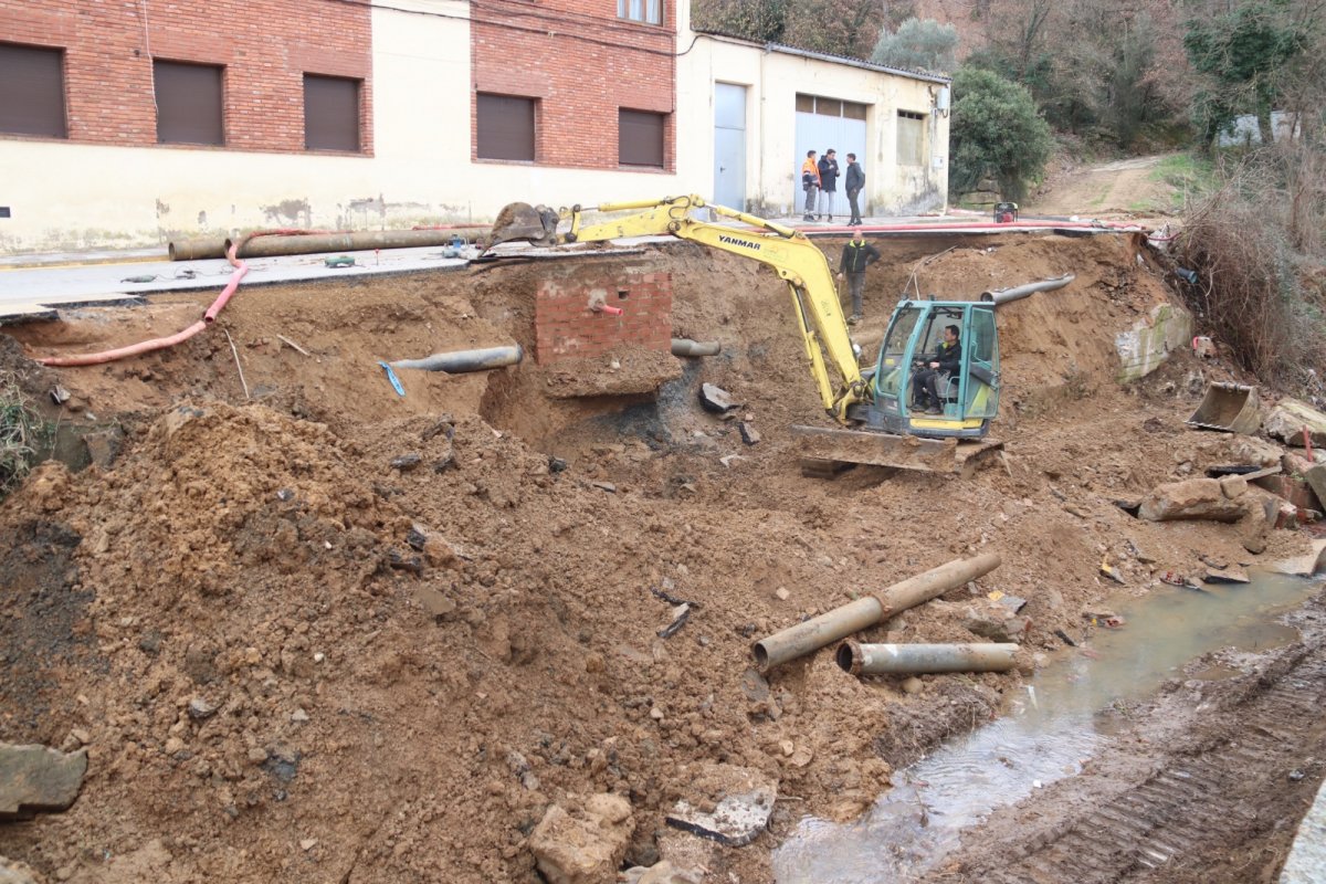 Anglès ofereix camions cisterna mentre els operaris arreglen la canonada que els ha deixat sense aigua