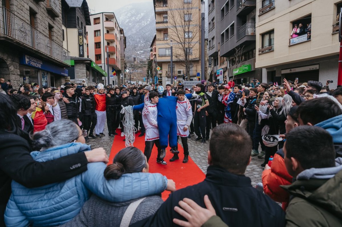 El Carnaval d’Encamp dona el tret de sortida amb la tradicional penjada del Rei Carnestoltes
