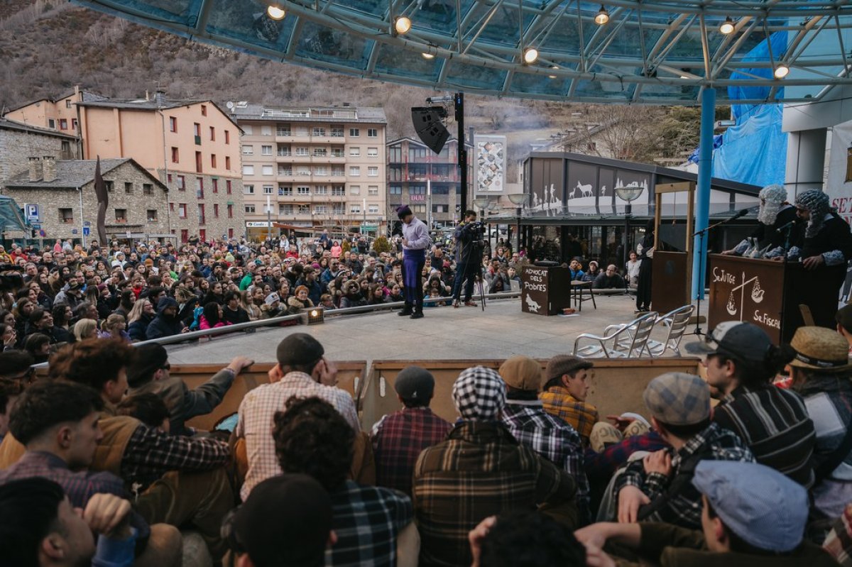 Tradició, crítica i humor omplen la plaça dels Arínsols amb el Judici dels Contrabandistes