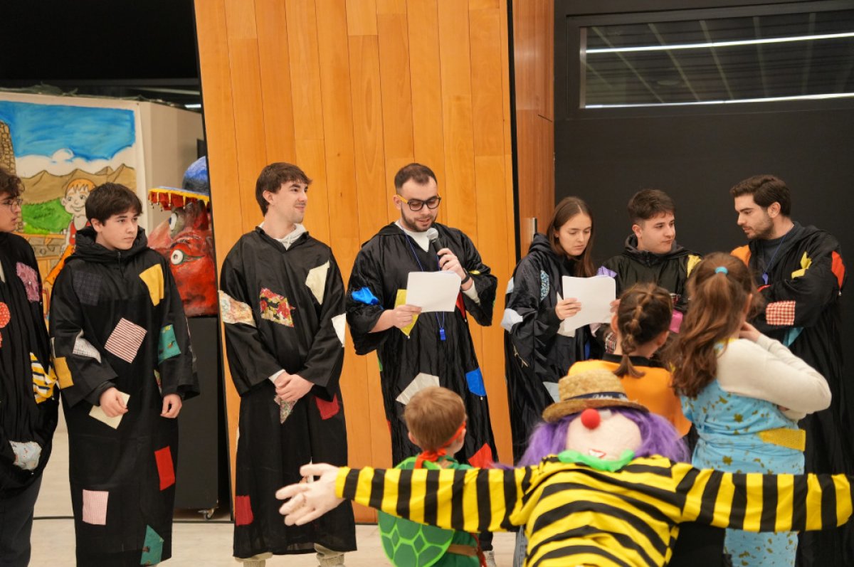 El Carnaval de Sant Julià reuneix prop de 460 participants en la Gran Rua