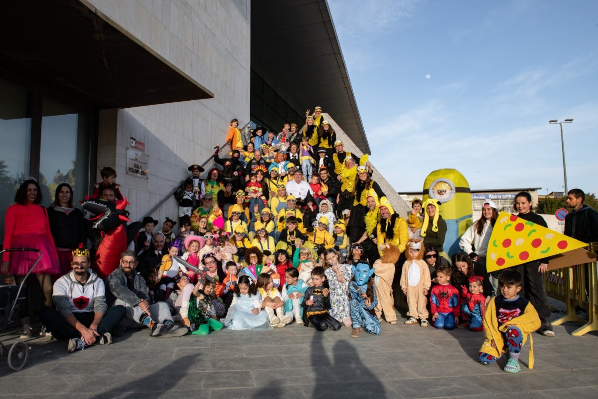 Riudellots de la Selva viu un Carnestoltes participatiu i familiar pels carrers del poble