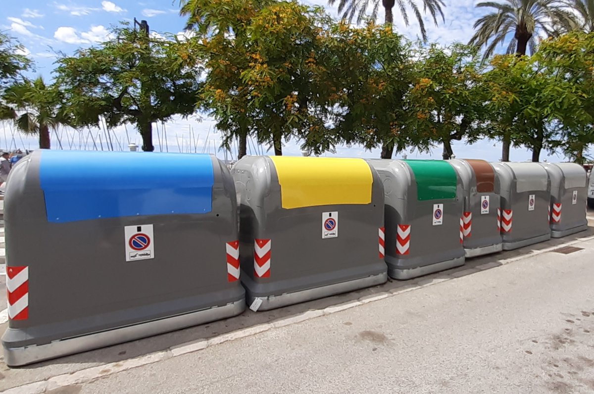 L’Ajuntament de Sitges sanciona nou persones per deixar bosses de deixalles al carrer