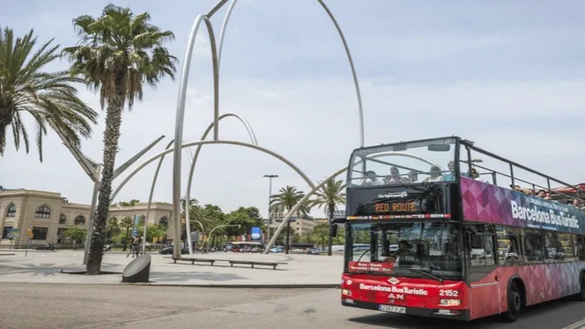 El TSJC anul·la dues taxes de l’Ajuntament de Barcelona sobre l’aparcament d’autobusos turístics