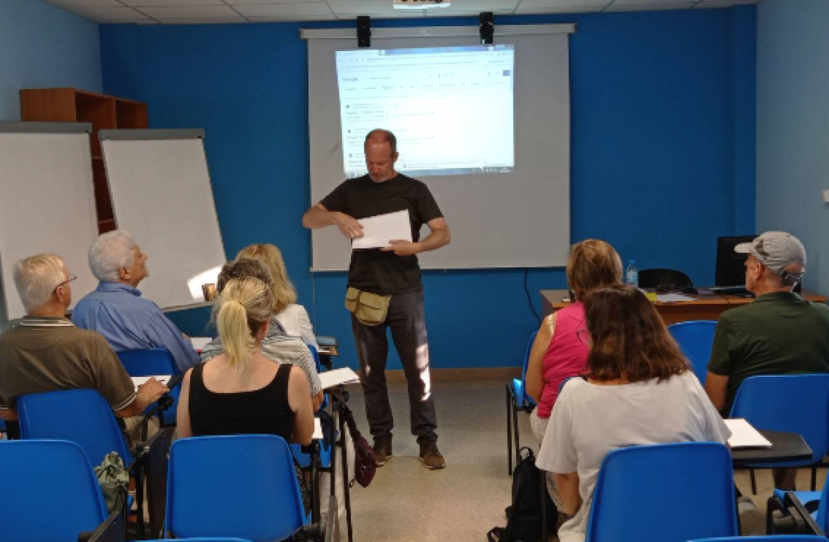 El SIAD del Tarragonès porta el joc “Viratge Violeta” a l’Escola d’Adults per reflexionar sobre les violències masclistes