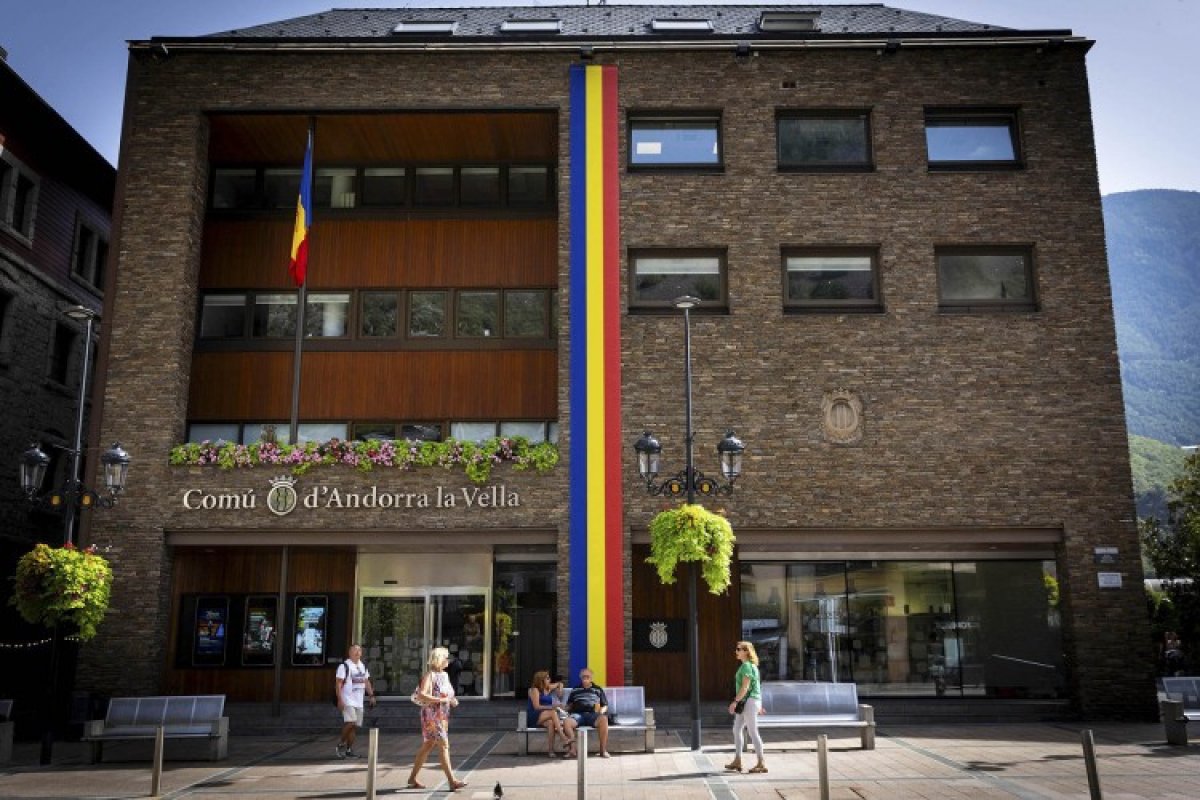 El Comú d'Andorra la Vella assenyala que la llei no permetia aturar les noves grans superfícies perquè ja estaven en tramitació